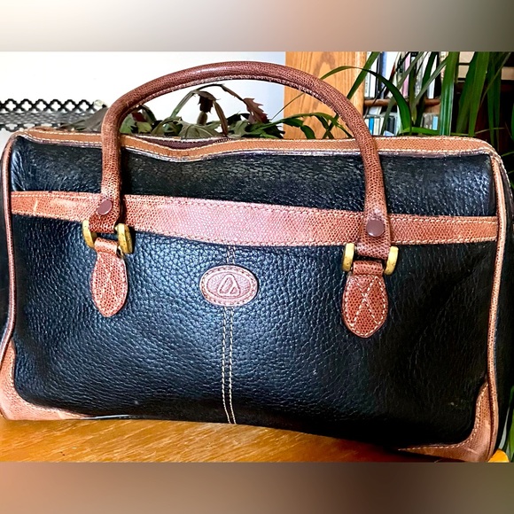 Liz Claiborne Handbags - Classic Liz Pebbled Leather Purse